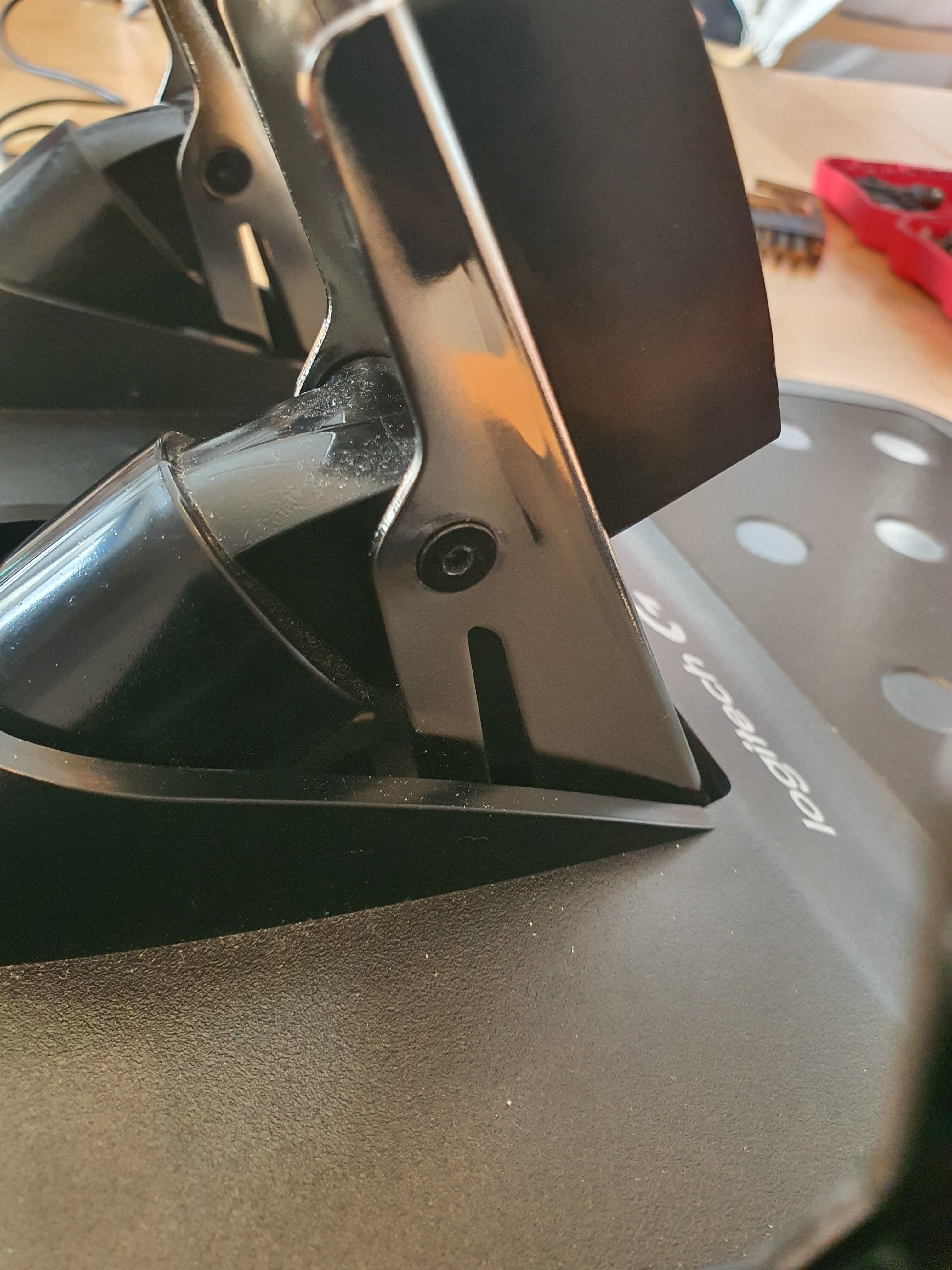 The location of the side screws on the pedal set